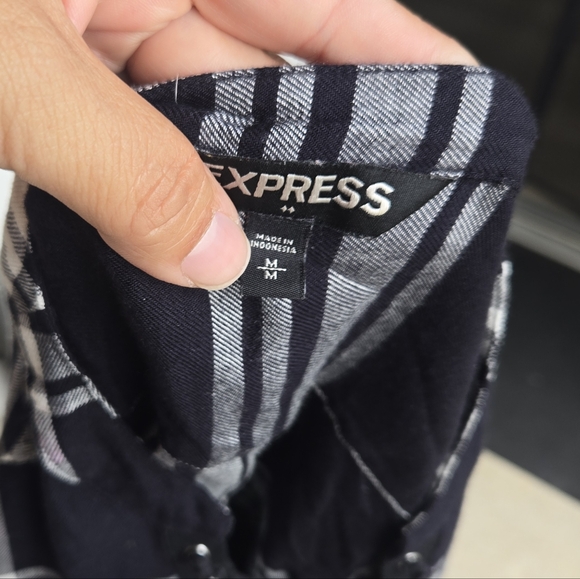 Express Black and White Plaid V Neck Lace Up Collared Flannel Top Sz Medium - Picture 3 of 8